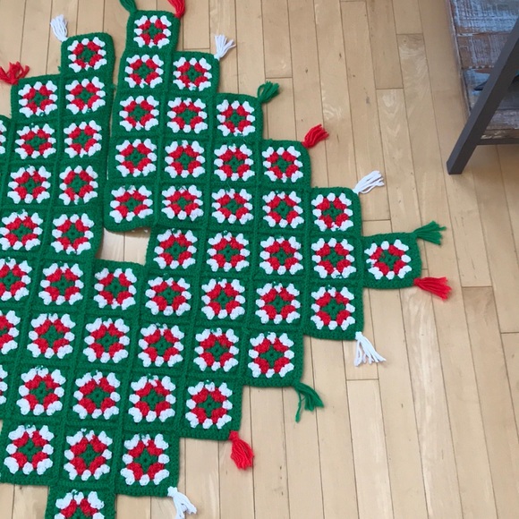 Vintage hand crocheted granny, square, Christmas tree skirt. - Picture 3 of 6